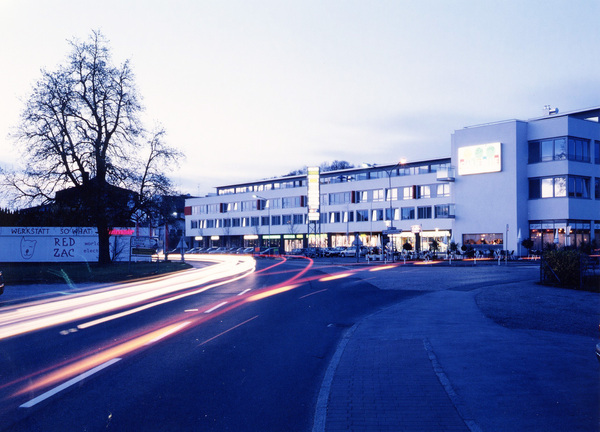 EKZ Oberndorf: Einkaufszentrum bei Nacht